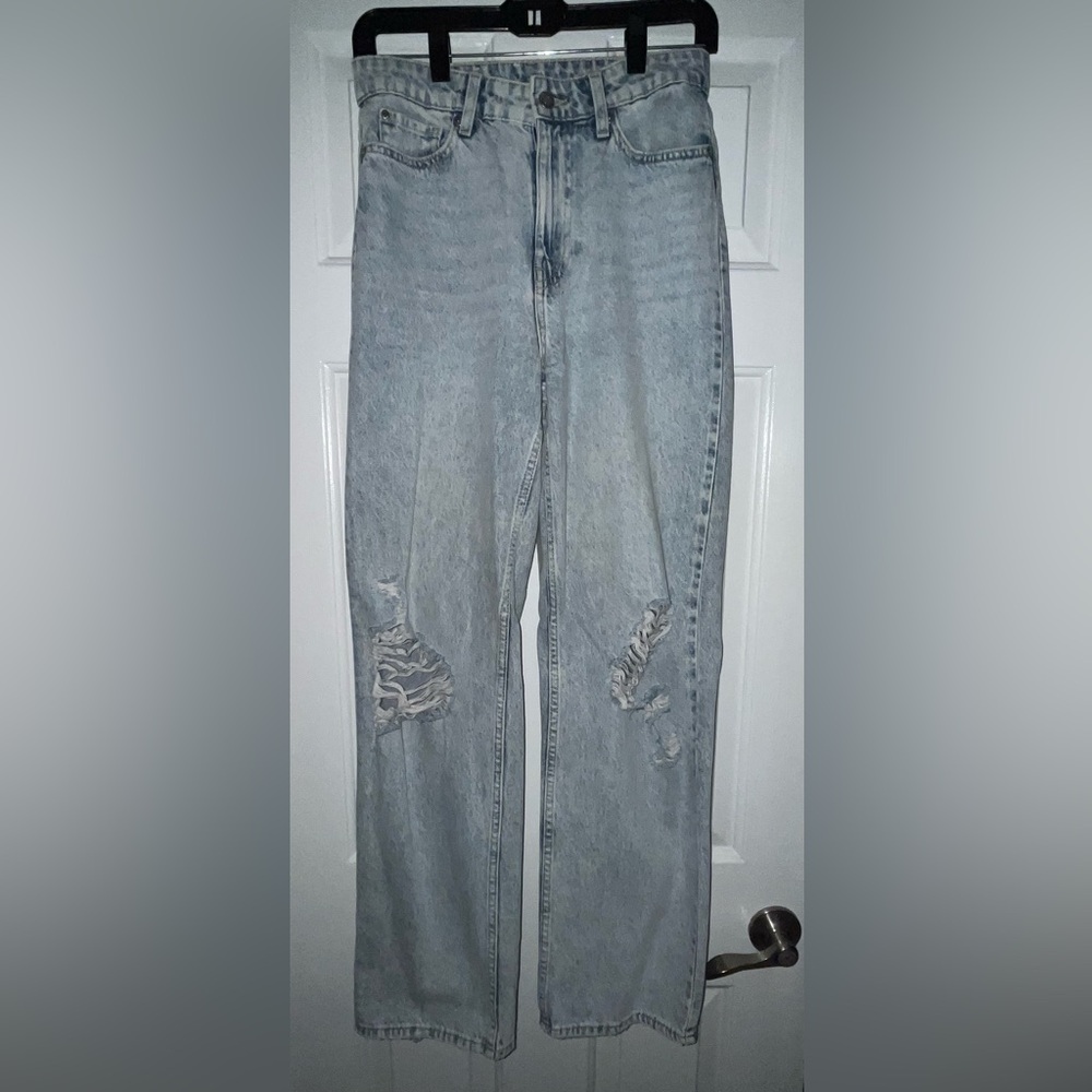 H&M high-waisted light wash denim blue jeans with ripped knees - size 4 (US)